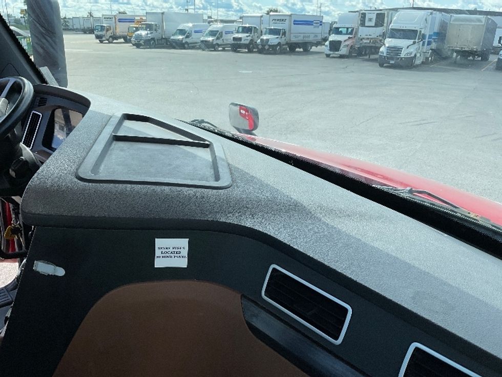 Day Cab Tractor-Heavy Duty Tractors-Freightliner-2021-T12664ST-Saint Laurent-PQ-273,311\n\t\tkm-$ 87,500 - Image 13