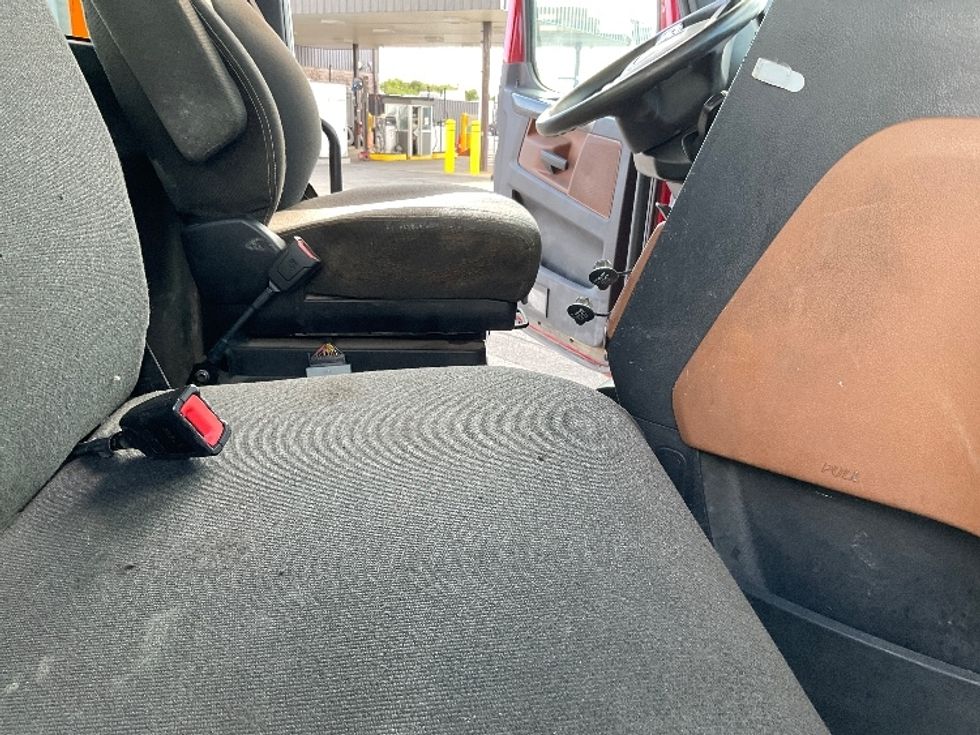 Day Cab Tractor-Heavy Duty Tractors-Freightliner-2021-T12664ST-Saint Laurent-PQ-273,311\n\t\tkm-$ 87,500 - Image 14