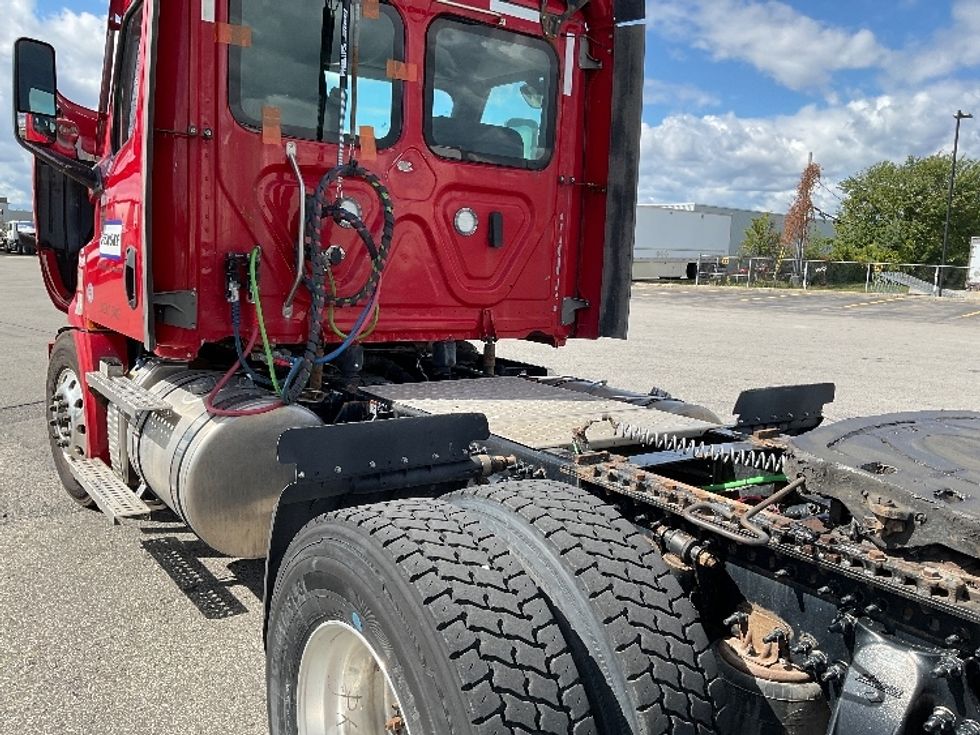 Day Cab Tractor-Heavy Duty Tractors-Freightliner-2021-T12664ST-Saint Laurent-PQ-273,311\n\t\tkm-$ 87,500 - Image 17