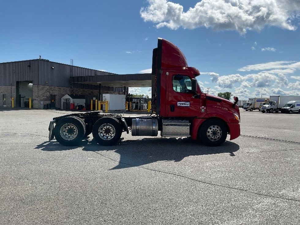 Day Cab Tractor-Heavy Duty Tractors-Freightliner-2021-T12664ST-Saint Laurent-PQ-273,311\n\t\tkm-$ 87,500 - Image 8