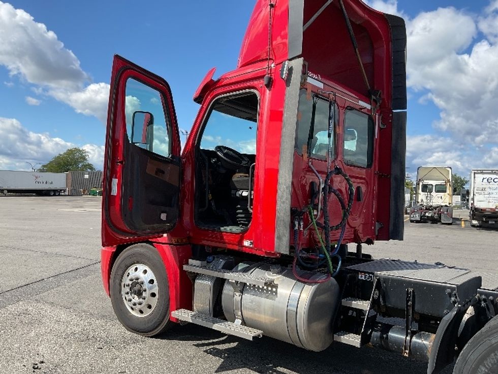 Day Cab Tractor-Heavy Duty Tractors-Freightliner-2021-T12664ST-Saint Laurent-PQ-273,311\n\t\tkm-$ 87,500 - Image 9
