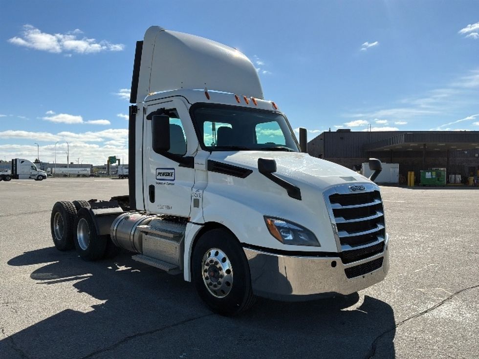Day Cab Tractor-Heavy Duty Tractors-Freightliner-2021-T12664ST-Saint Laurent-PQ-341,270\n\t\tkm-$ 88,000 - Image 1