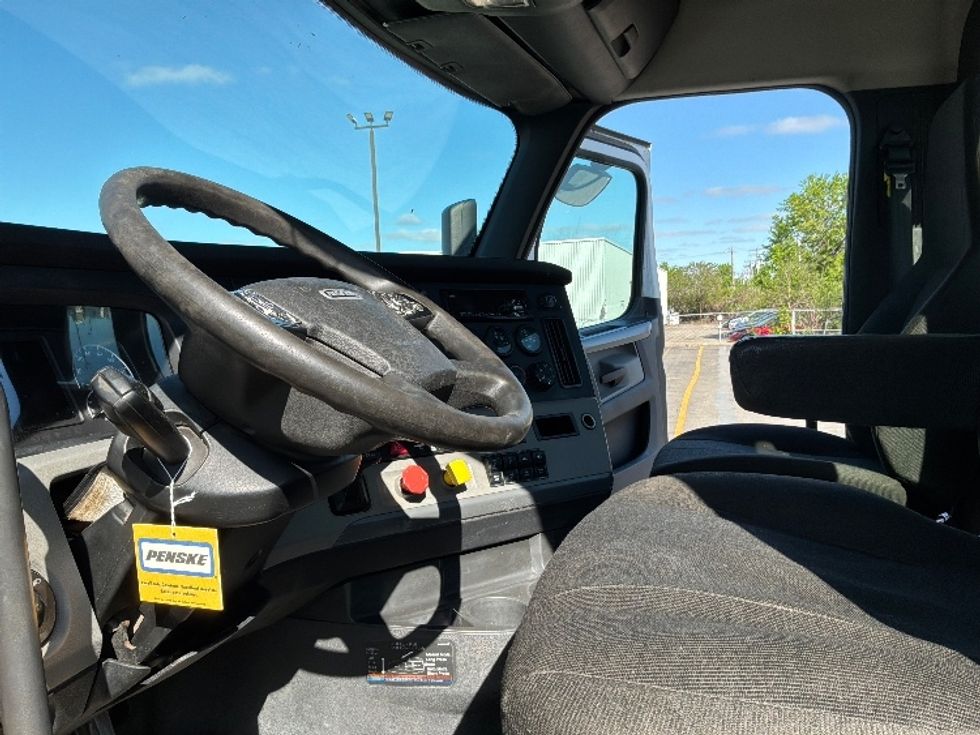 Day Cab Tractor-Heavy Duty Tractors-Freightliner-2021-T12664ST-Saint Laurent-PQ-341,270\n\t\tkm-$ 88,000 - Image 10