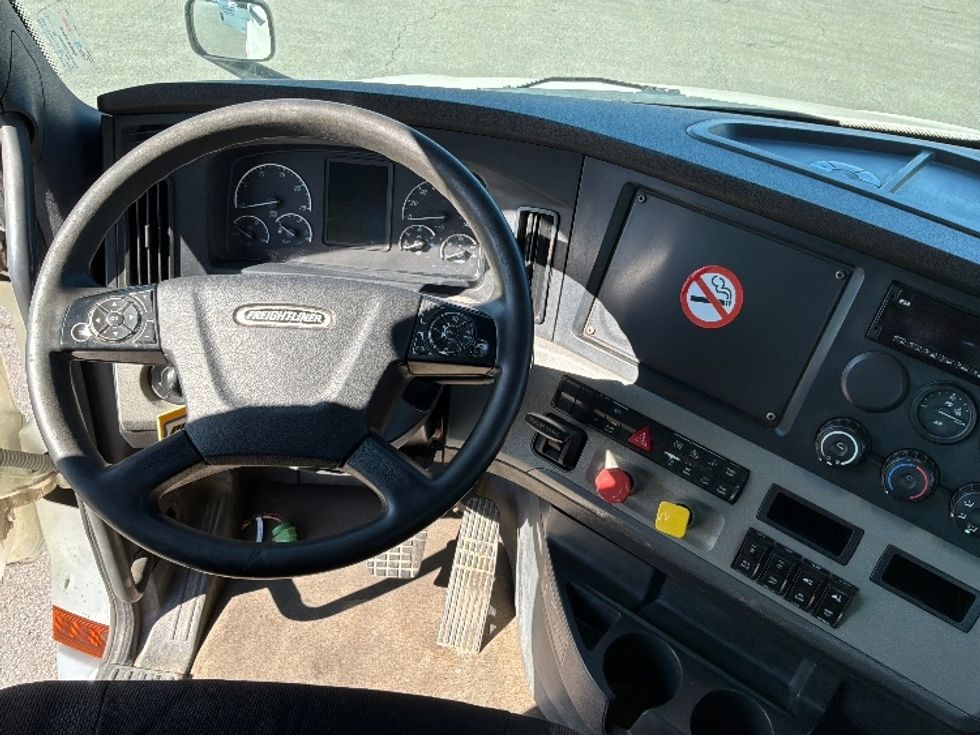 Day Cab Tractor-Heavy Duty Tractors-Freightliner-2021-T12664ST-Saint Laurent-PQ-341,270\n\t\tkm-$ 88,000 - Image 11
