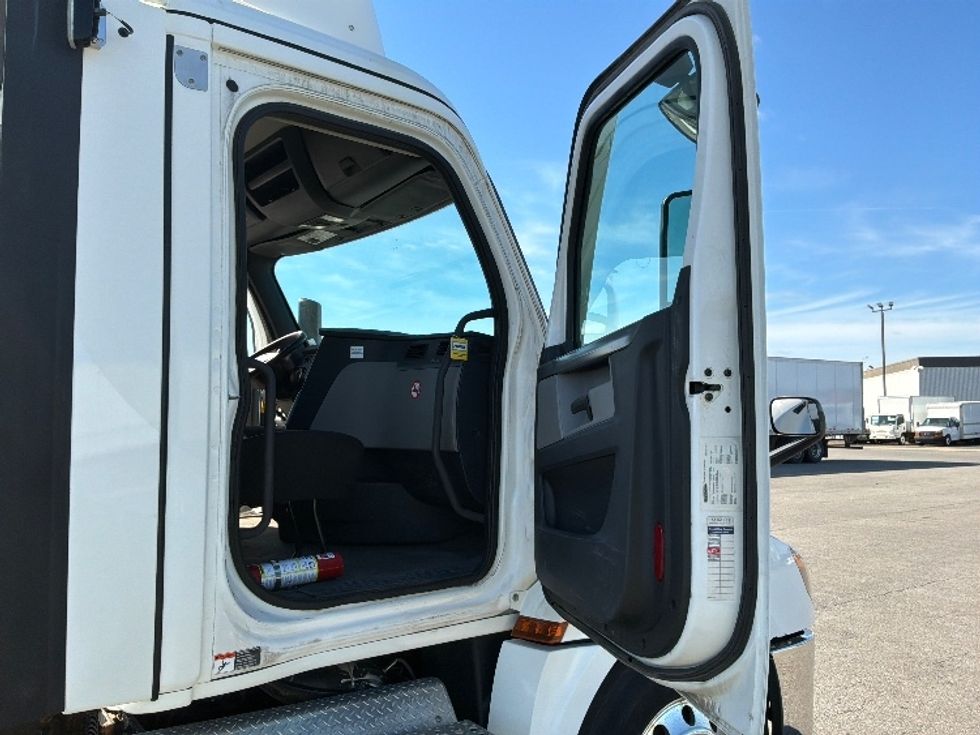 Day Cab Tractor-Heavy Duty Tractors-Freightliner-2021-T12664ST-Saint Laurent-PQ-341,270\n\t\tkm-$ 88,000 - Image 12