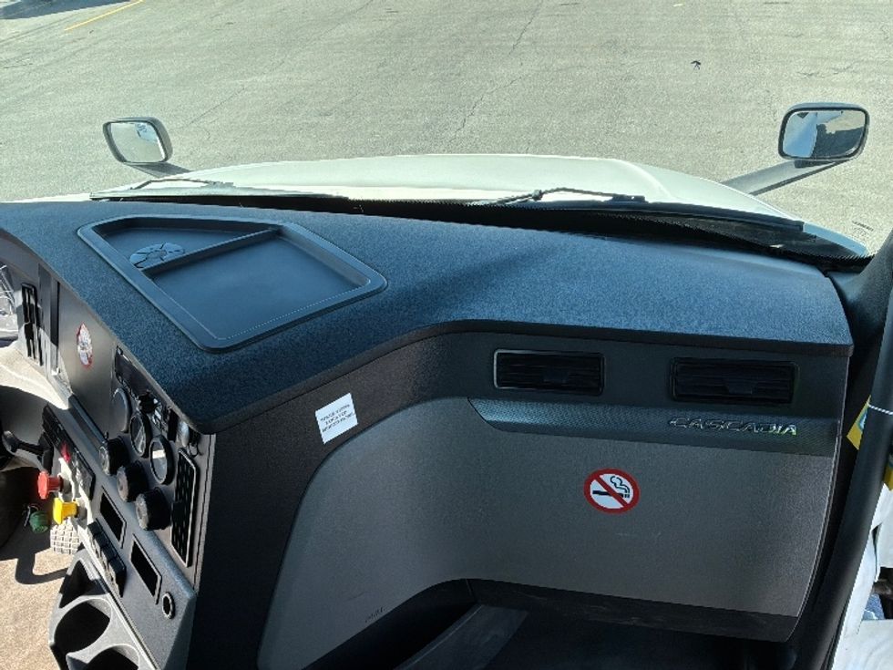 Day Cab Tractor-Heavy Duty Tractors-Freightliner-2021-T12664ST-Saint Laurent-PQ-341,270\n\t\tkm-$ 88,000 - Image 13