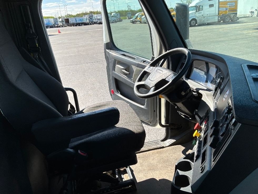 Day Cab Tractor-Heavy Duty Tractors-Freightliner-2021-T12664ST-Saint Laurent-PQ-341,270\n\t\tkm-$ 88,000 - Image 14