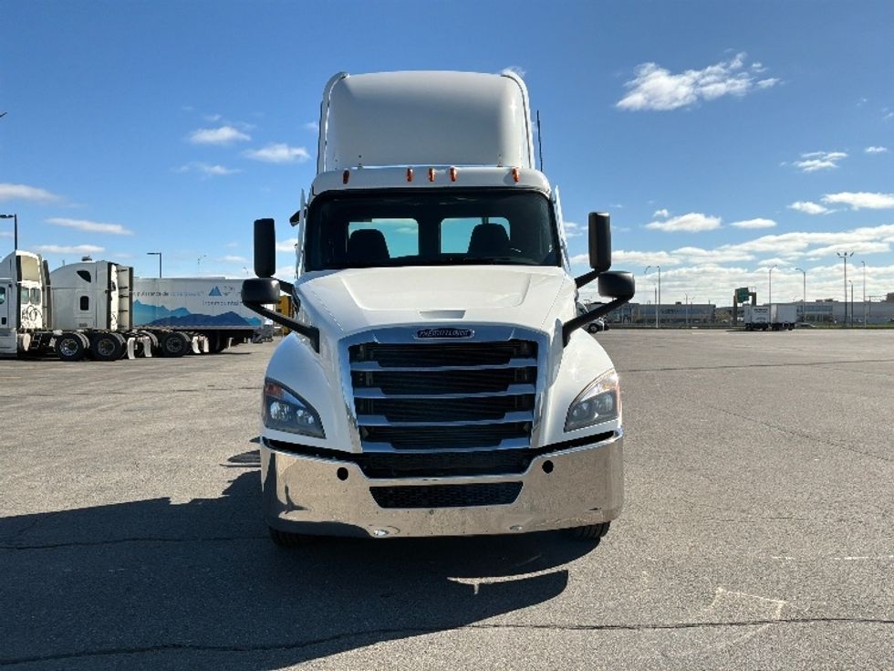 Day Cab Tractor-Heavy Duty Tractors-Freightliner-2021-T12664ST-Saint Laurent-PQ-341,270\n\t\tkm-$ 88,000 - Image 2
