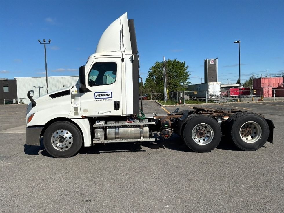 Day Cab Tractor-Heavy Duty Tractors-Freightliner-2021-T12664ST-Saint Laurent-PQ-341,270\n\t\tkm-$ 88,000 - Image 4