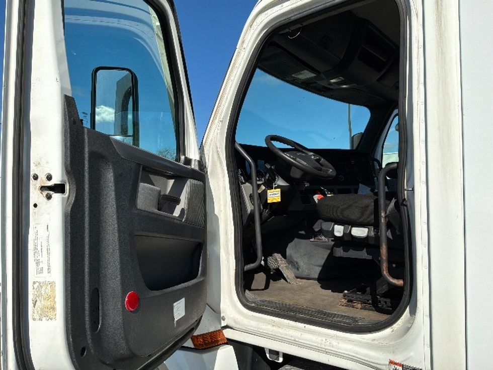 Day Cab Tractor-Heavy Duty Tractors-Freightliner-2021-T12664ST-Saint Laurent-PQ-341,270\n\t\tkm-$ 88,000 - Image 9