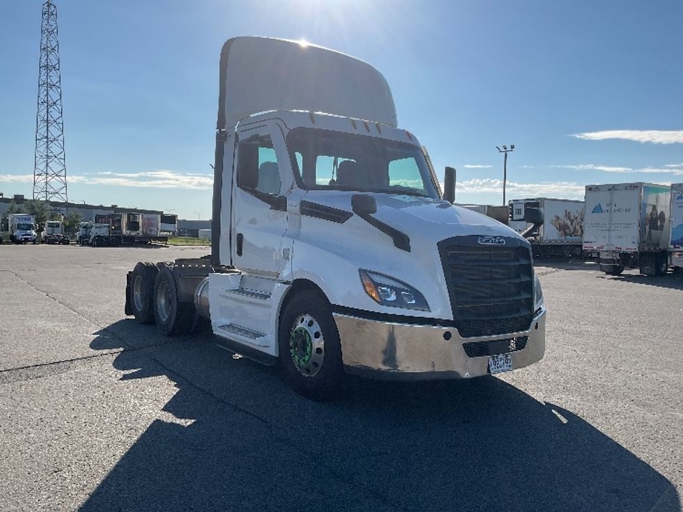 Day Cab Tractor-Heavy Duty Tractors-Freightliner-2021-T12664ST-Saint Laurent-PQ-346,608\n\t\tkm-$ 92,500 - Image 1