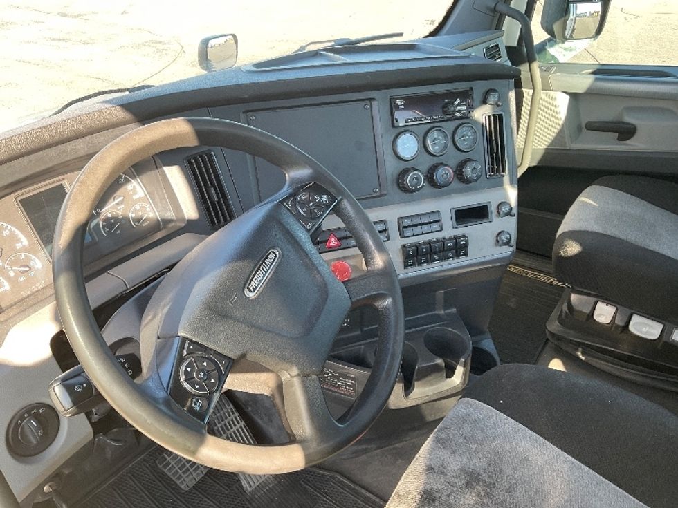 Day Cab Tractor-Heavy Duty Tractors-Freightliner-2021-T12664ST-Saint Laurent-PQ-346,608\n\t\tkm-$ 92,500 - Image 10