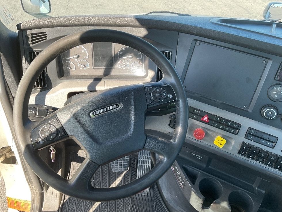 Day Cab Tractor-Heavy Duty Tractors-Freightliner-2021-T12664ST-Saint Laurent-PQ-346,608\n\t\tkm-$ 92,500 - Image 11