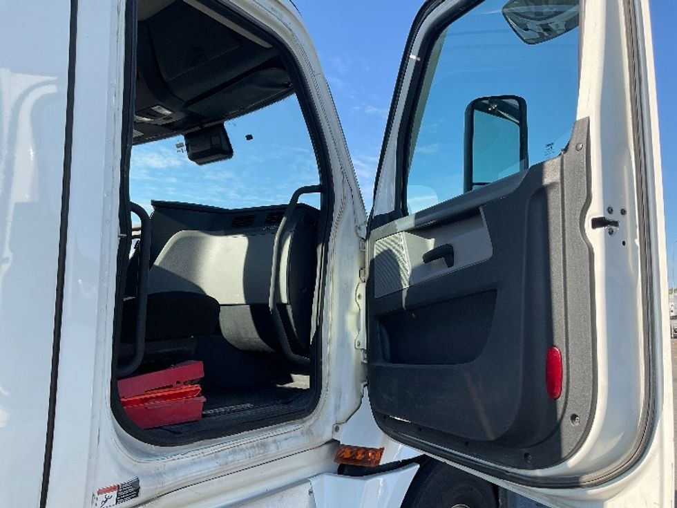Day Cab Tractor-Heavy Duty Tractors-Freightliner-2021-T12664ST-Saint Laurent-PQ-346,608\n\t\tkm-$ 92,500 - Image 12