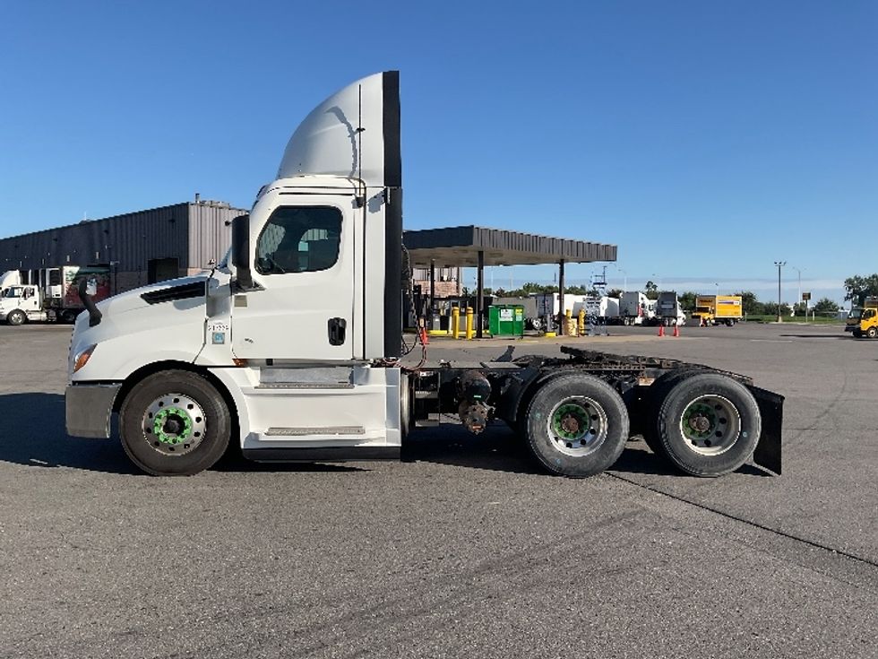Day Cab Tractor-Heavy Duty Tractors-Freightliner-2021-T12664ST-Saint Laurent-PQ-346,608\n\t\tkm-$ 92,500 - Image 4