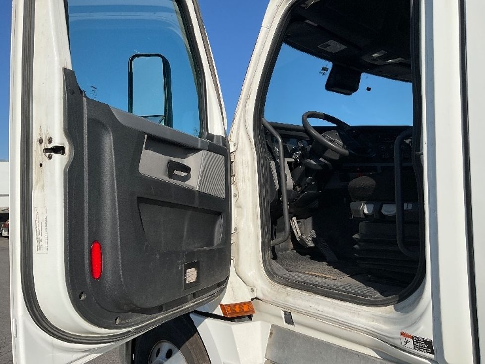 Day Cab Tractor-Heavy Duty Tractors-Freightliner-2021-T12664ST-Saint Laurent-PQ-346,608\n\t\tkm-$ 92,500 - Image 9