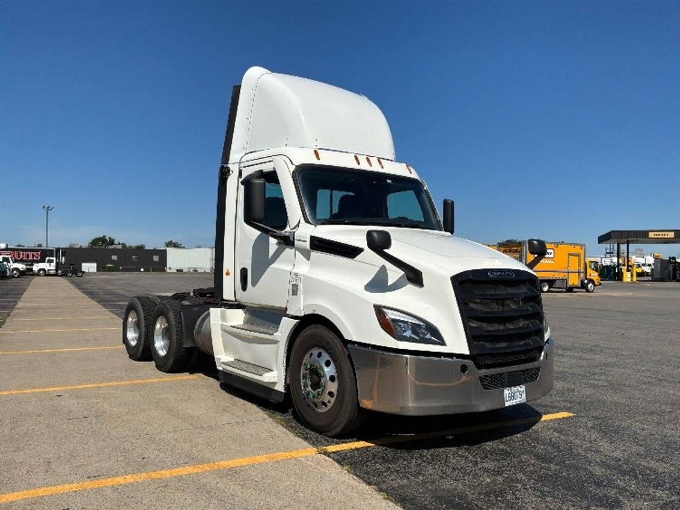 Day Cab Tractor-Heavy Duty Tractors-Freightliner-2021-T12664ST-Saint Laurent-PQ-396,986\n\t\tkm-$ 89,250 - Image 1