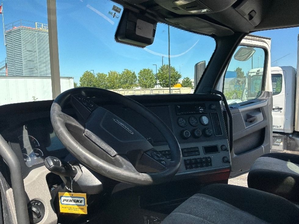 Day Cab Tractor-Heavy Duty Tractors-Freightliner-2021-T12664ST-Saint Laurent-PQ-396,986\n\t\tkm-$ 89,250 - Image 10
