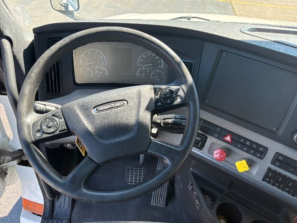 Day Cab Tractor-Heavy Duty Tractors-Freightliner-2021-T12664ST-Saint Laurent-PQ-396,986\n\t\tkm-$ 89,250 - Image 11