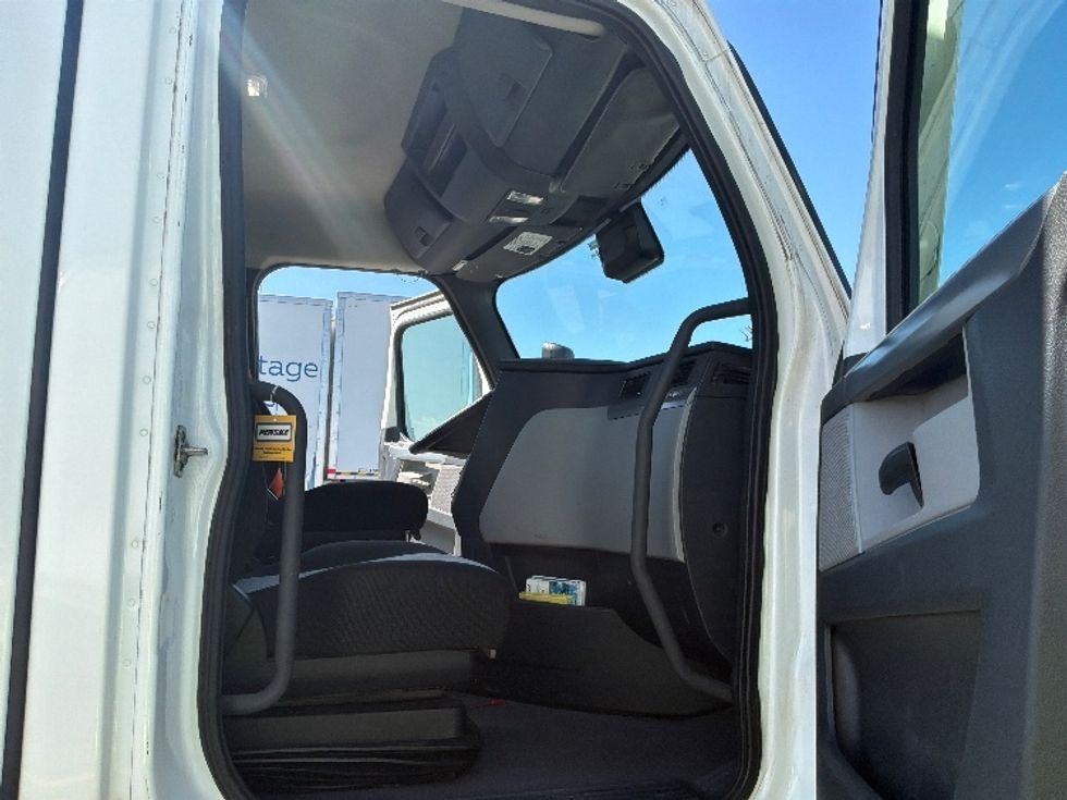 Day Cab Tractor-Heavy Duty Tractors-Freightliner-2021-T12664ST-Saint Laurent-PQ-396,986\n\t\tkm-$ 89,250 - Image 12