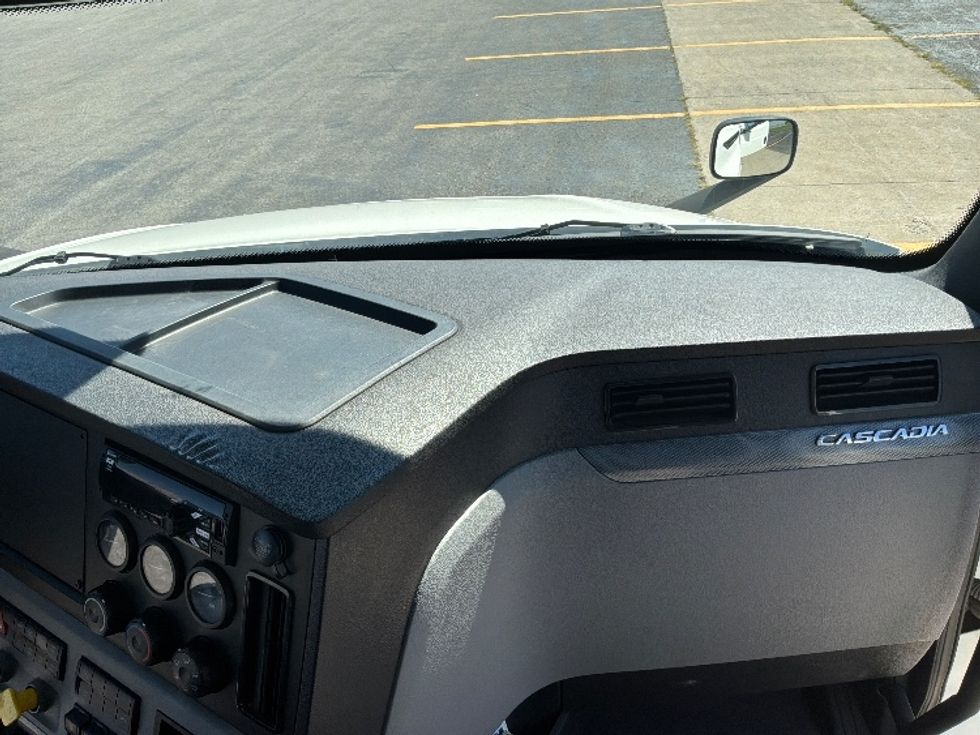 Day Cab Tractor-Heavy Duty Tractors-Freightliner-2021-T12664ST-Saint Laurent-PQ-396,986\n\t\tkm-$ 89,250 - Image 13
