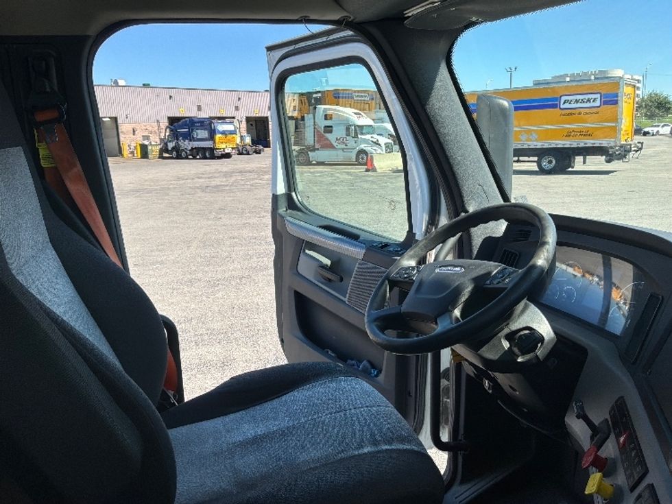 Day Cab Tractor-Heavy Duty Tractors-Freightliner-2021-T12664ST-Saint Laurent-PQ-396,986\n\t\tkm-$ 89,250 - Image 14