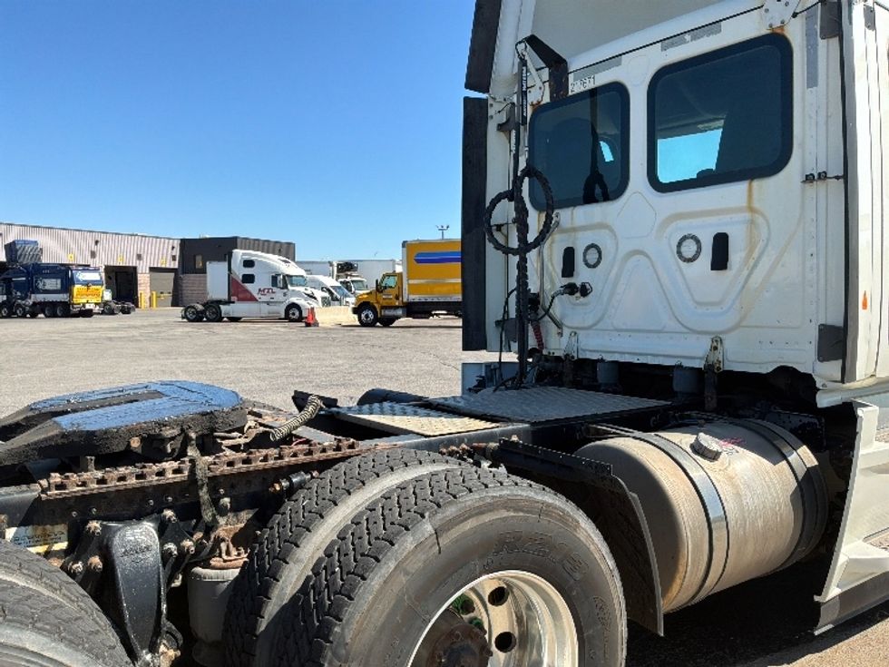 Day Cab Tractor-Heavy Duty Tractors-Freightliner-2021-T12664ST-Saint Laurent-PQ-396,986\n\t\tkm-$ 89,250 - Image 17