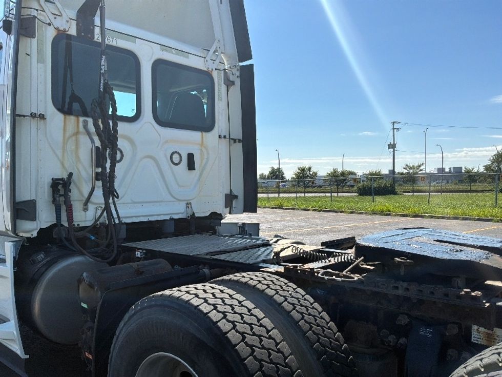 Day Cab Tractor-Heavy Duty Tractors-Freightliner-2021-T12664ST-Saint Laurent-PQ-396,986\n\t\tkm-$ 89,250 - Image 18