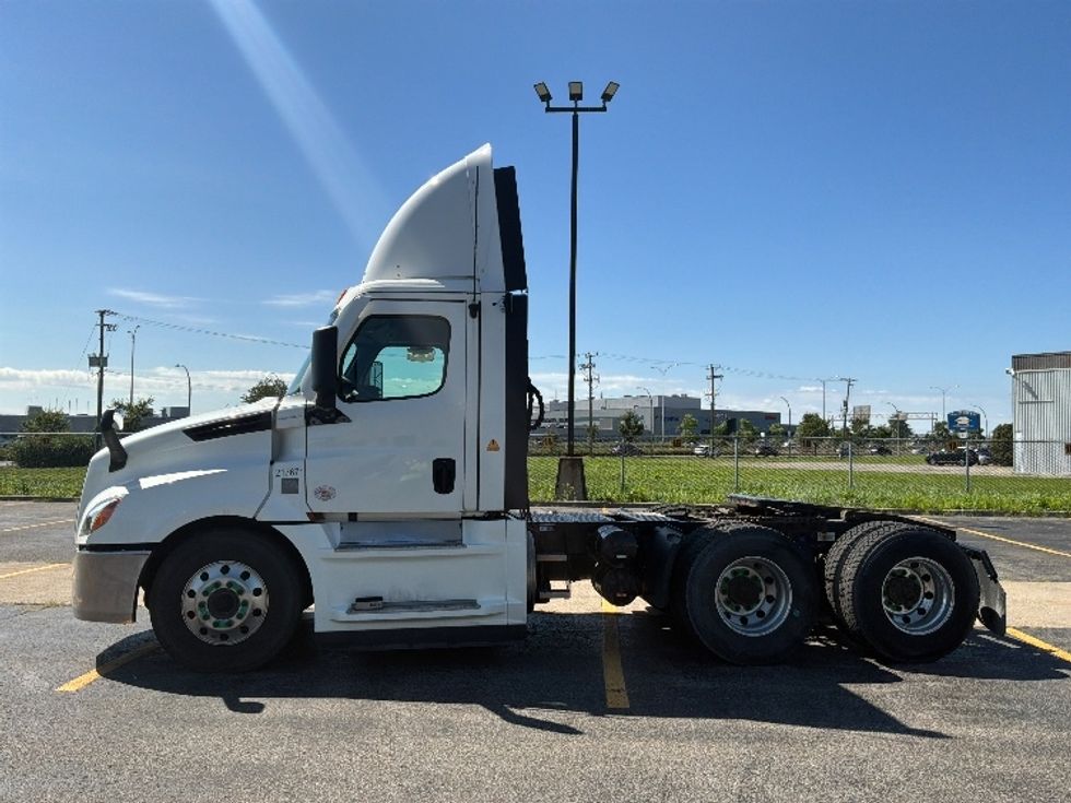 Day Cab Tractor-Heavy Duty Tractors-Freightliner-2021-T12664ST-Saint Laurent-PQ-396,986\n\t\tkm-$ 89,250 - Image 4