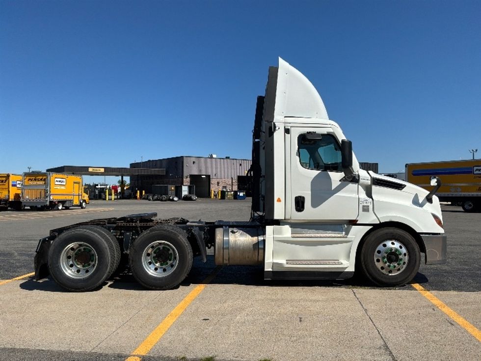 Day Cab Tractor-Heavy Duty Tractors-Freightliner-2021-T12664ST-Saint Laurent-PQ-396,986\n\t\tkm-$ 89,250 - Image 8