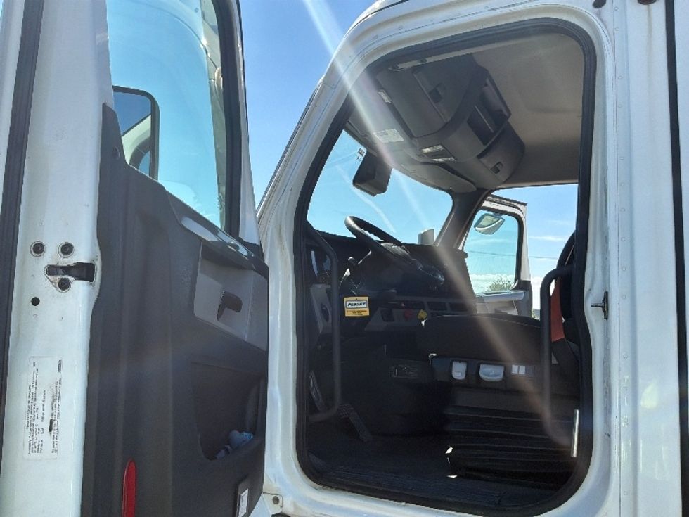 Day Cab Tractor-Heavy Duty Tractors-Freightliner-2021-T12664ST-Saint Laurent-PQ-396,986\n\t\tkm-$ 89,250 - Image 9