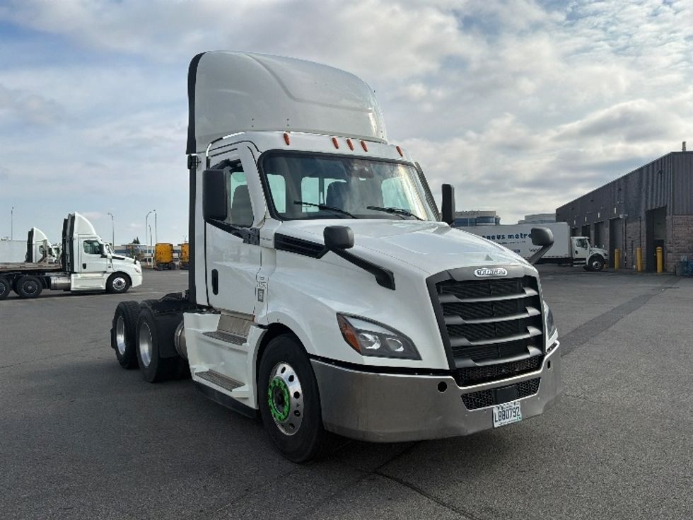 Day Cab Tractor-Heavy Duty Tractors-Freightliner-2021-T12664ST-Saint Laurent-PQ-413,984\n\t\tkm-$ 88,250 - Image 1