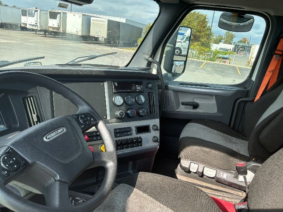 Day Cab Tractor-Heavy Duty Tractors-Freightliner-2021-T12664ST-Saint Laurent-PQ-413,984\n\t\tkm-$ 88,250 - Image 10