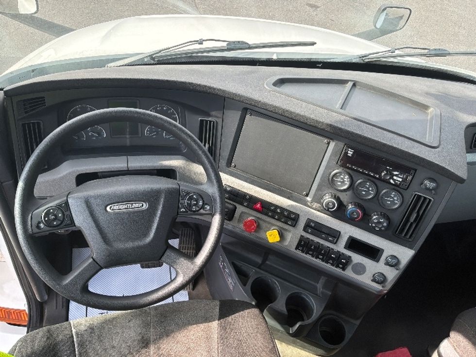 Day Cab Tractor-Heavy Duty Tractors-Freightliner-2021-T12664ST-Saint Laurent-PQ-413,984\n\t\tkm-$ 88,250 - Image 11