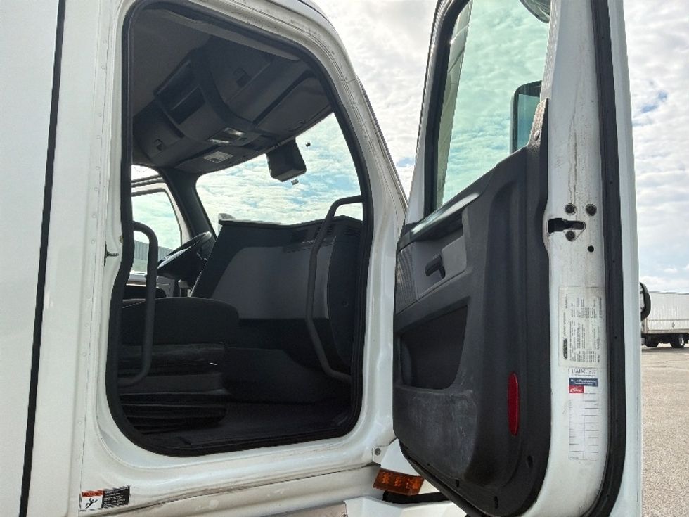 Day Cab Tractor-Heavy Duty Tractors-Freightliner-2021-T12664ST-Saint Laurent-PQ-413,984\n\t\tkm-$ 88,250 - Image 12