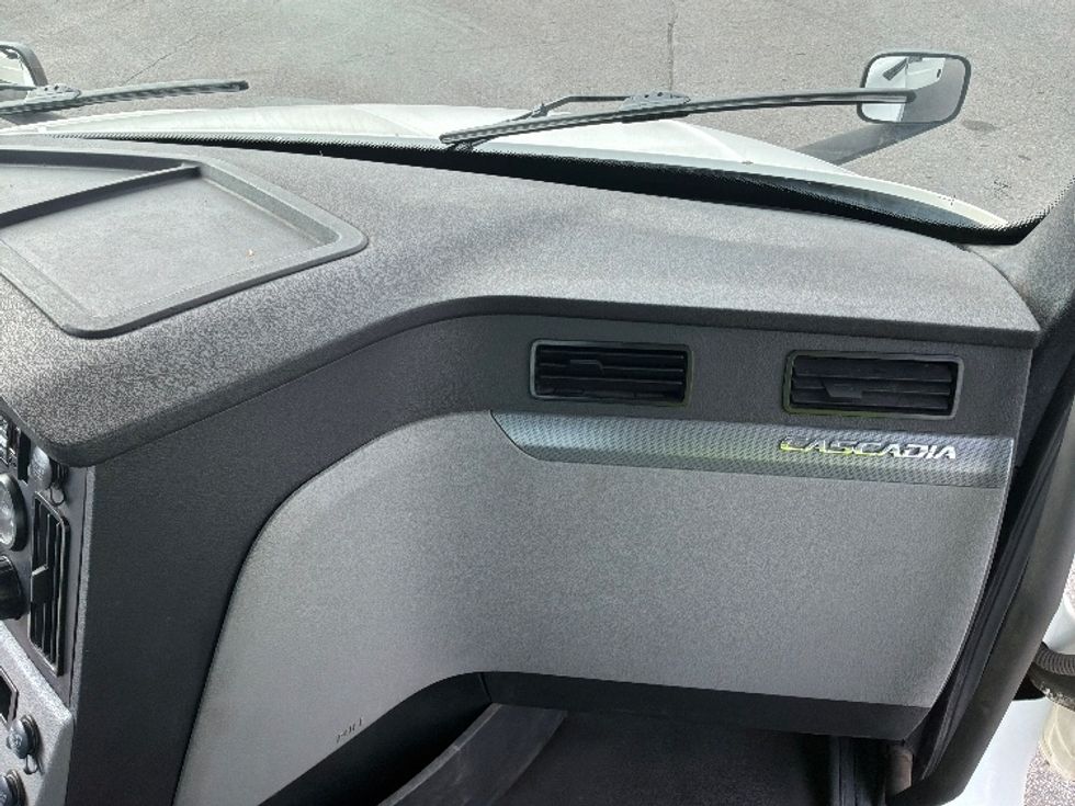 Day Cab Tractor-Heavy Duty Tractors-Freightliner-2021-T12664ST-Saint Laurent-PQ-413,984\n\t\tkm-$ 88,250 - Image 13