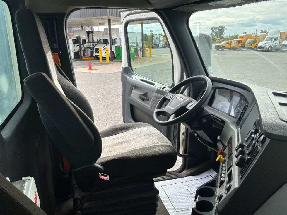 Day Cab Tractor-Heavy Duty Tractors-Freightliner-2021-T12664ST-Saint Laurent-PQ-413,984\n\t\tkm-$ 88,250 - Image 14