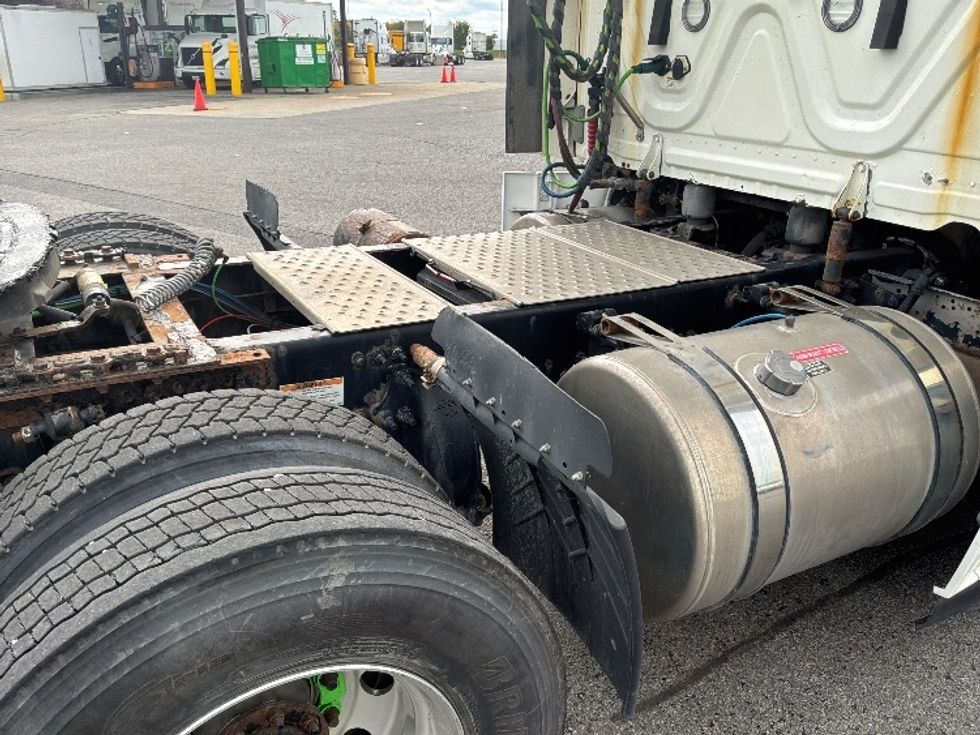 Day Cab Tractor-Heavy Duty Tractors-Freightliner-2021-T12664ST-Saint Laurent-PQ-413,984\n\t\tkm-$ 88,250 - Image 17