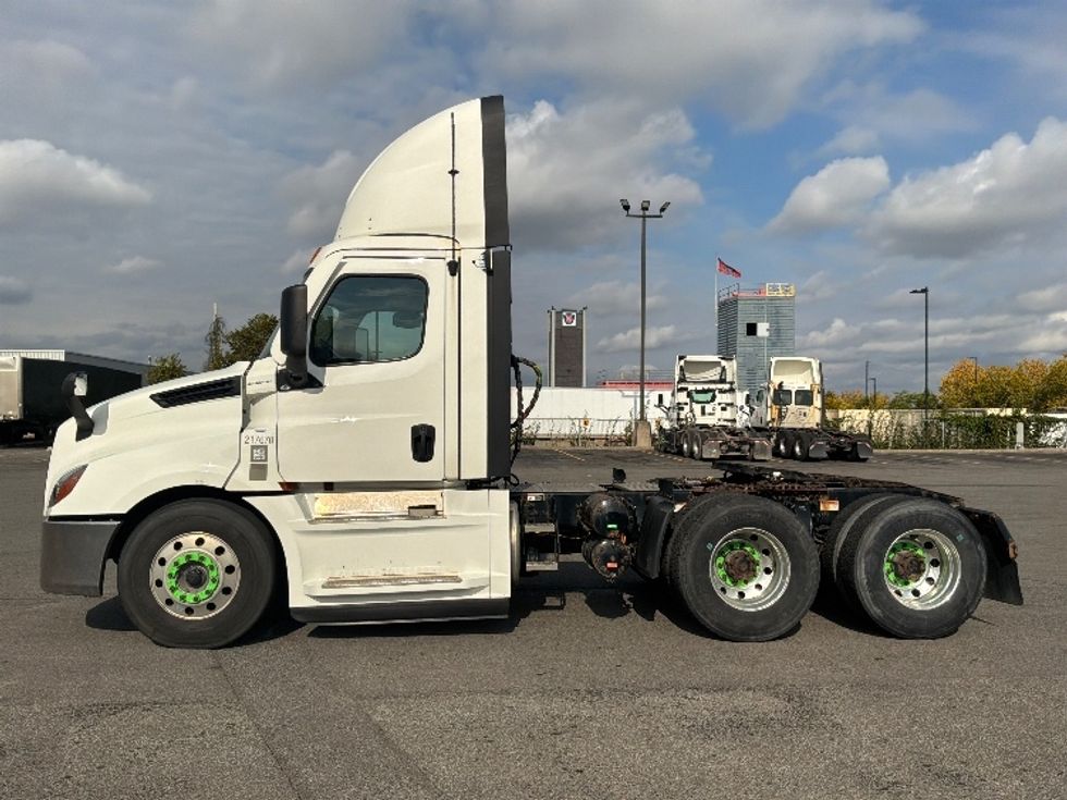 Day Cab Tractor-Heavy Duty Tractors-Freightliner-2021-T12664ST-Saint Laurent-PQ-413,984\n\t\tkm-$ 88,250 - Image 4