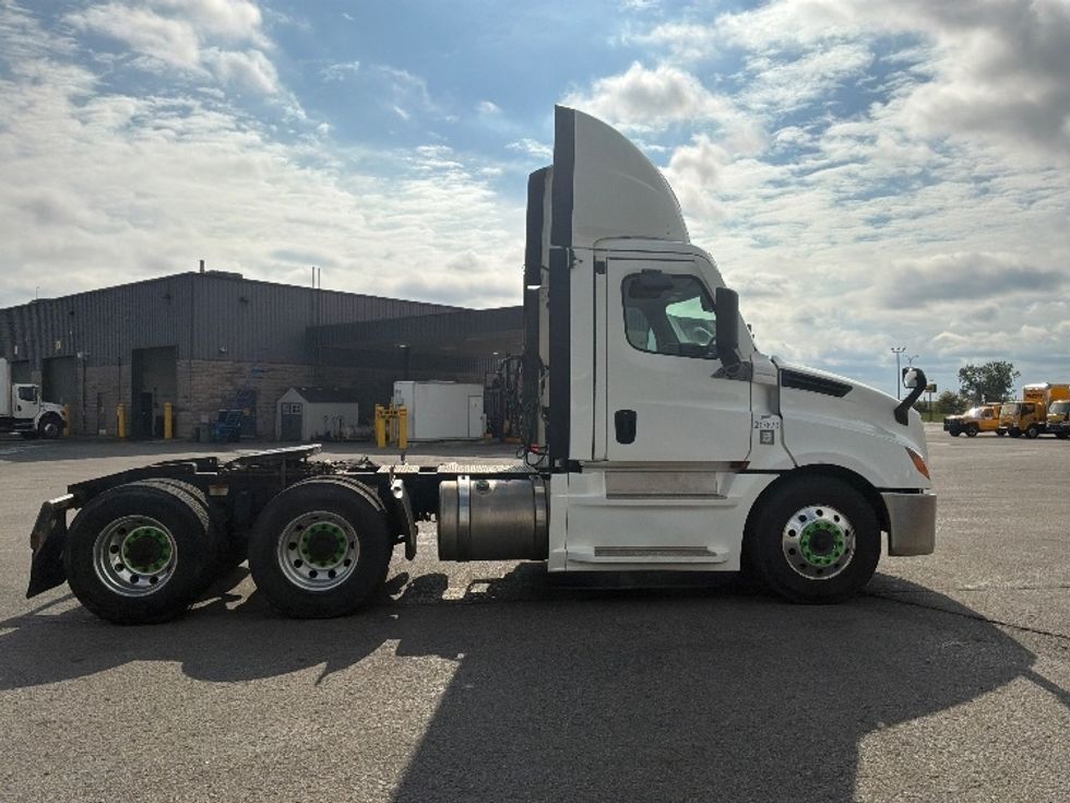 Day Cab Tractor-Heavy Duty Tractors-Freightliner-2021-T12664ST-Saint Laurent-PQ-413,984\n\t\tkm-$ 88,250 - Image 8