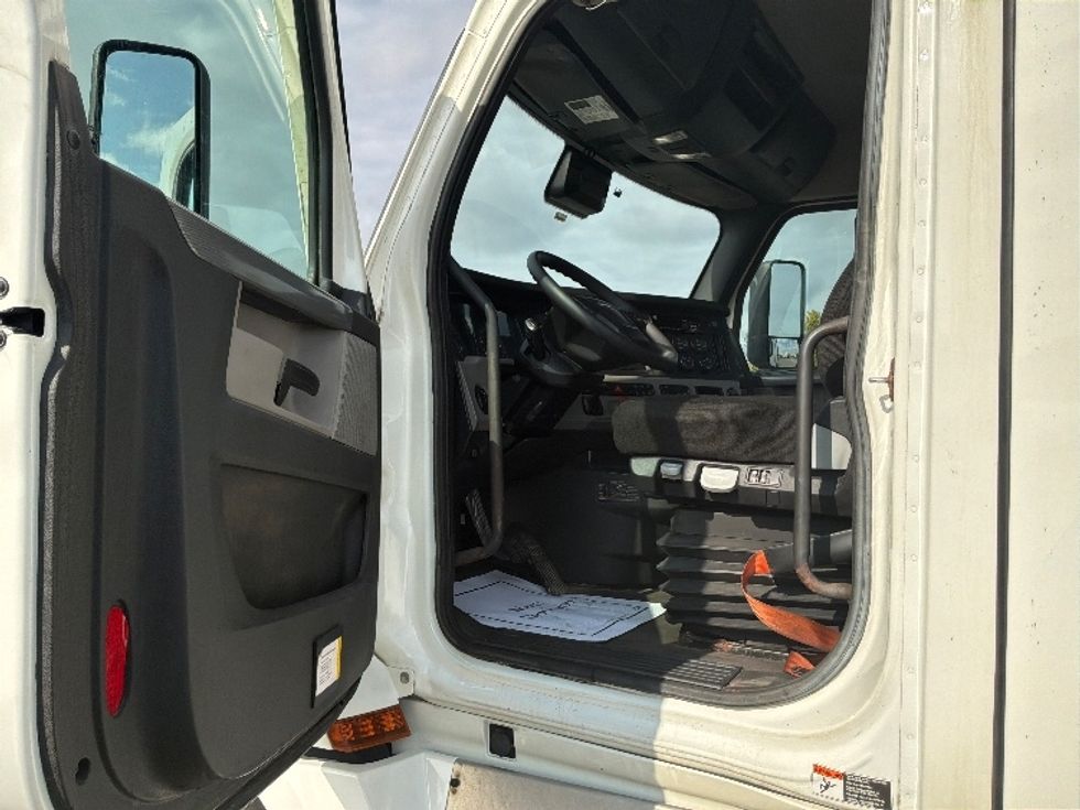 Day Cab Tractor-Heavy Duty Tractors-Freightliner-2021-T12664ST-Saint Laurent-PQ-413,984\n\t\tkm-$ 88,250 - Image 9