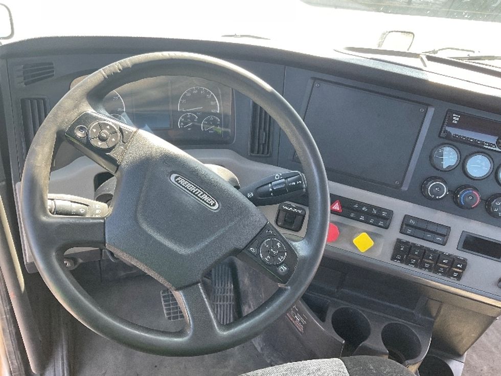 Day Cab Tractor-Heavy Duty Tractors-Freightliner-2021-T12664ST-Saint Laurent-PQ-680,162\n\t\tkm-$ 75,500 - Image 11