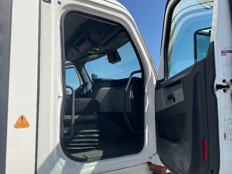 Day Cab Tractor-Heavy Duty Tractors-Freightliner-2021-T12664ST-Saint Laurent-PQ-680,162\n\t\tkm-$ 75,500 - Image 12