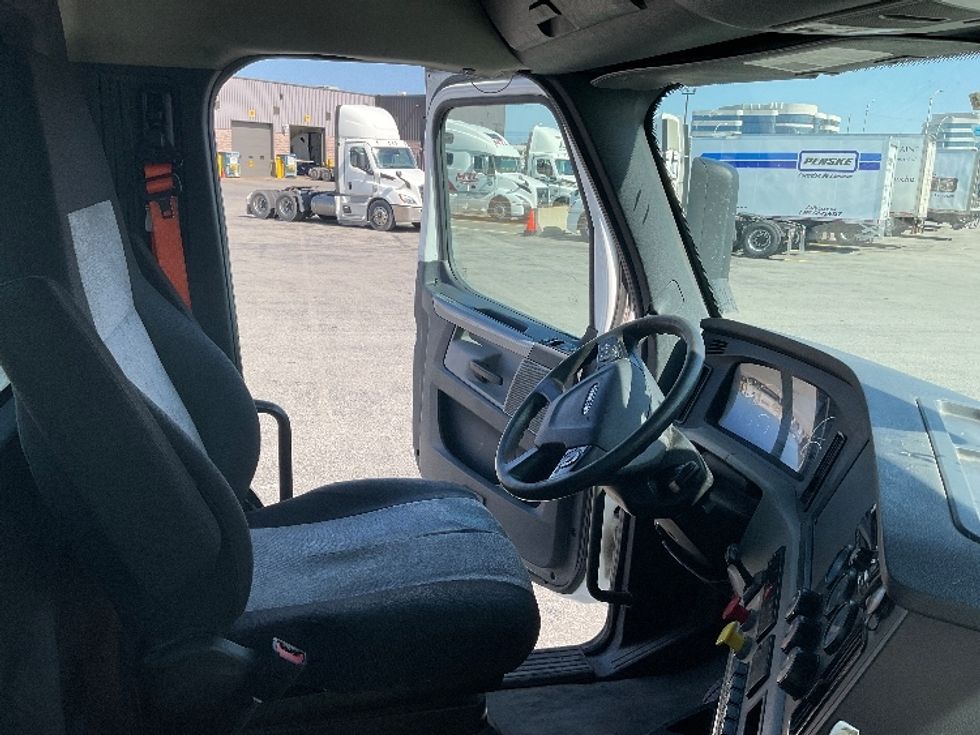 Day Cab Tractor-Heavy Duty Tractors-Freightliner-2021-T12664ST-Saint Laurent-PQ-680,162\n\t\tkm-$ 75,500 - Image 14