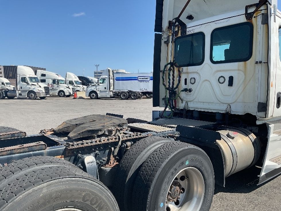 Day Cab Tractor-Heavy Duty Tractors-Freightliner-2021-T12664ST-Saint Laurent-PQ-680,162\n\t\tkm-$ 75,500 - Image 18