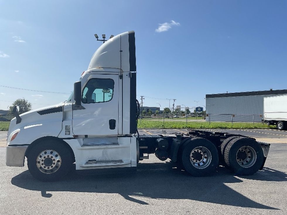 Day Cab Tractor-Heavy Duty Tractors-Freightliner-2021-T12664ST-Saint Laurent-PQ-680,162\n\t\tkm-$ 75,500 - Image 4