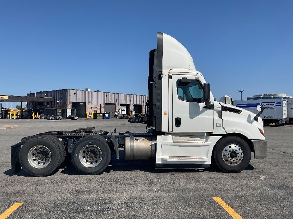 Day Cab Tractor-Heavy Duty Tractors-Freightliner-2021-T12664ST-Saint Laurent-PQ-680,162\n\t\tkm-$ 75,500 - Image 8