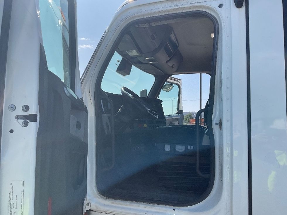 Day Cab Tractor-Heavy Duty Tractors-Freightliner-2021-T12664ST-Saint Laurent-PQ-680,162\n\t\tkm-$ 75,500 - Image 9