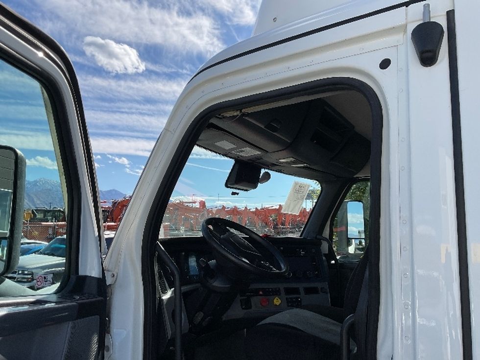 Day Cab Tractor-Heavy Duty Tractors-Freightliner-2021-T12664ST-Salt Lake City-UT-244,189\n\t\tmiles-$ 73,750 - Image 9