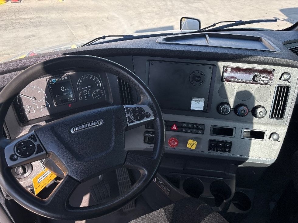 Day Cab Tractor-Heavy Duty Tractors-Freightliner-2021-T12664ST-Salt Lake City-UT-328,812\n\t\tmiles-$ 64,750 - Image 11